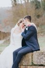 Porträt von Braut und Bräutigam auf Feldweg — Stockfoto