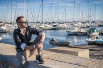 Hombre en el puerto mirando hacia otro lado, Cagliari, Cerdeña, Italia, Europa - foto de stock