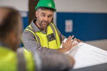 Trabajadores de la construcción en discusión en obra - foto de stock