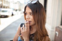 Jeune femme en plein air, cigarette fumeur — Photo de stock