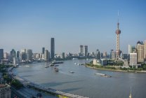 Высокий городской пейзаж с восточной жемчужной башней в горизонте и рекой Хуанпу, Шанхай, Китай — стоковое фото