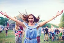 Молодая женщина бохо танцует и прыгает от радости на фестивале — стоковое фото
