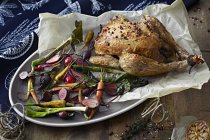 Жареная курица и овощи на подносе — стоковое фото