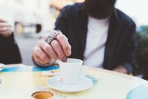 Abgeschnittene Ansicht eines Mannes, der Kaffee rührt — Stockfoto