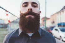 Портрет молодого бородатого чоловіка, який дивиться на камеру — стокове фото