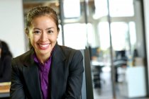 Портрет деловых женщин в офисе, улыбающихся — стоковое фото