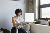 Деловая женщина с ноутбуком на стенде ноутбука — стоковое фото