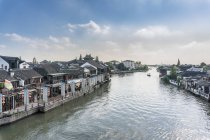 Wasserstraße mit traditionellen Gebäuden und Restaurants am Wasser, Shanghai, China — Stockfoto