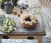 Tisch mit Kuchen, Blumen und Getränken — Stockfoto