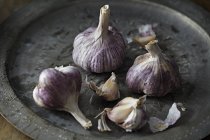 Close-up view of healthy organic garlic bulbs on tray — Stock Photo