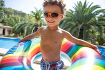 Мальчик наслаждается летом — стоковое фото