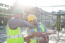 Bauarbeiter auf Baustelle im Gespräch — Stockfoto