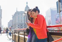 Mulheres na pausa da cidade usando smartphone, Milão, Itália — Fotografia de Stock