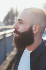 Портрет бородатого человека, смотрящего в сторону — стоковое фото
