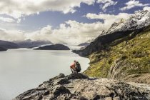 Malerischer Blick auf männliche Wanderer mit Blick auf grauen See und Gletscher, Torres del Paine Nationalpark, Chili — Stockfoto