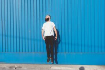 Бородатого мужчини перед синій стіни, стрибки в повітрі — стокове фото