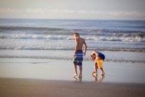Девочка и мальчик, гуляющие по пляжу, Норт Миртл Бич, Южная Каролина, США, Северная Америка — стоковое фото