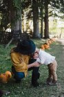 Mutter tröstet weinendes Mädchen, Oshawa, Kanada, Nordamerika — Stockfoto