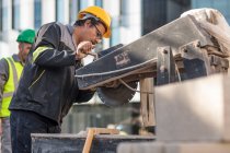 Trabalhador da construção civil que utiliza máquinas pesadas — Fotografia de Stock