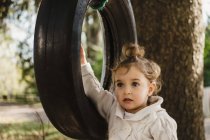 Menina no balanço do pneu — Fotografia de Stock