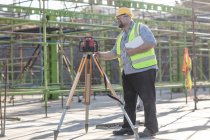 Bauarbeiter mit Vermessungsgerät — Stockfoto