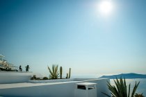 Woman with daughter on rooftop of building, Santorini, Kikladhes, Greece — Stock Photo