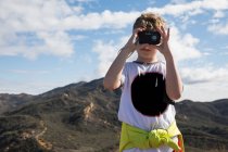 Menino explorando com câmera em colinas, Thousand Oaks, Califórnia, EUA — Fotografia de Stock