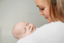 Baby girl sleeping in mother arms — Stock Photo