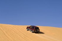 SUV su dune di sabbia, Erg Awbari, deserto del Sahara, Fezzan, Libia — Foto stock