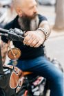 Maduro masculino hipster passeio de moto, close-up de tatuado mão — Fotografia de Stock