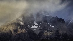 Драматические грозовые тучи над Куэрнос-дель-Пайне, Национальный парк Торрес-дель-Пайне, Чили — стоковое фото