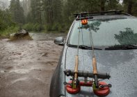 Veicolo parcheggiato lungo il fiume sotto la pioggia, Clark Fork, Montana e Idaho, Stati Uniti — Foto stock