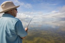 Back view of Man fishing in Gulf of México, Homosassa, Florida, US — Fotografia de Stock