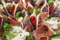 Инжир, ветчина и салат из моцареллы — стоковое фото