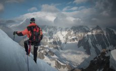 Альпинист со стороны горы, с видом, Montblanc, Лангедок-Руссийон, Франция, Европа — стоковое фото