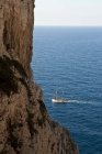 Veduta panoramica di scogliere e barche costiere, Capo Caccia, Sardegna, Italia — Foto stock