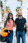 Reifes Hipster-Paar schlendert durch Fußgängerzone, Valencia, Spanien — Stockfoto