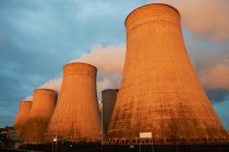 Torri di raffreddamento presso la centrale elettrica, Derby, Regno Unito, Europa — Foto stock
