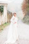 Ritratto di sposa sulla strada di campagna — Foto stock