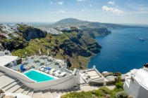 Blick auf den hoteleigenen Pool und das Meer, oia, santorini, griechenland — Stockfoto