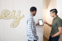 Jovens empresários legais em escritório criativo olhando para tablet digital — Fotografia de Stock