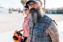Pareja hipster tatuada madura paseando, Valencia, España - foto de stock