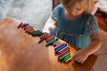 Дівчина підкладка олівці в ряд — стокове фото