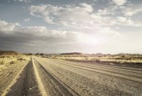 Route de gravier vide, désert de Namib, Windhoek Noord, Namibie, Afrique — Photo de stock