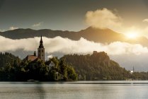 Vista de la iglesia en Bled Island, Lago Bled, Eslovenia - foto de stock