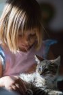 Porträt eines kleinen Mädchens mit Kätzchen — Stockfoto