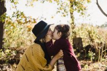 Мати цілує і обіймає доньку — стокове фото