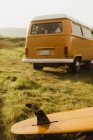 Gelbes Surfbrett und Oldtimer-Van am Straßenrand, exeter, Kalifornien, USA — Stockfoto