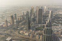 Paesaggio urbano grigio nebbioso ad alto angolo, Dubai, Emirati Arabi Uniti — Foto stock