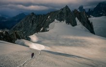 Montañistas en el glaciar Mer de Glace, en el macizo del Mont Blanc, Courmayeur, Valle de Aosta, Italia, Europa - foto de stock